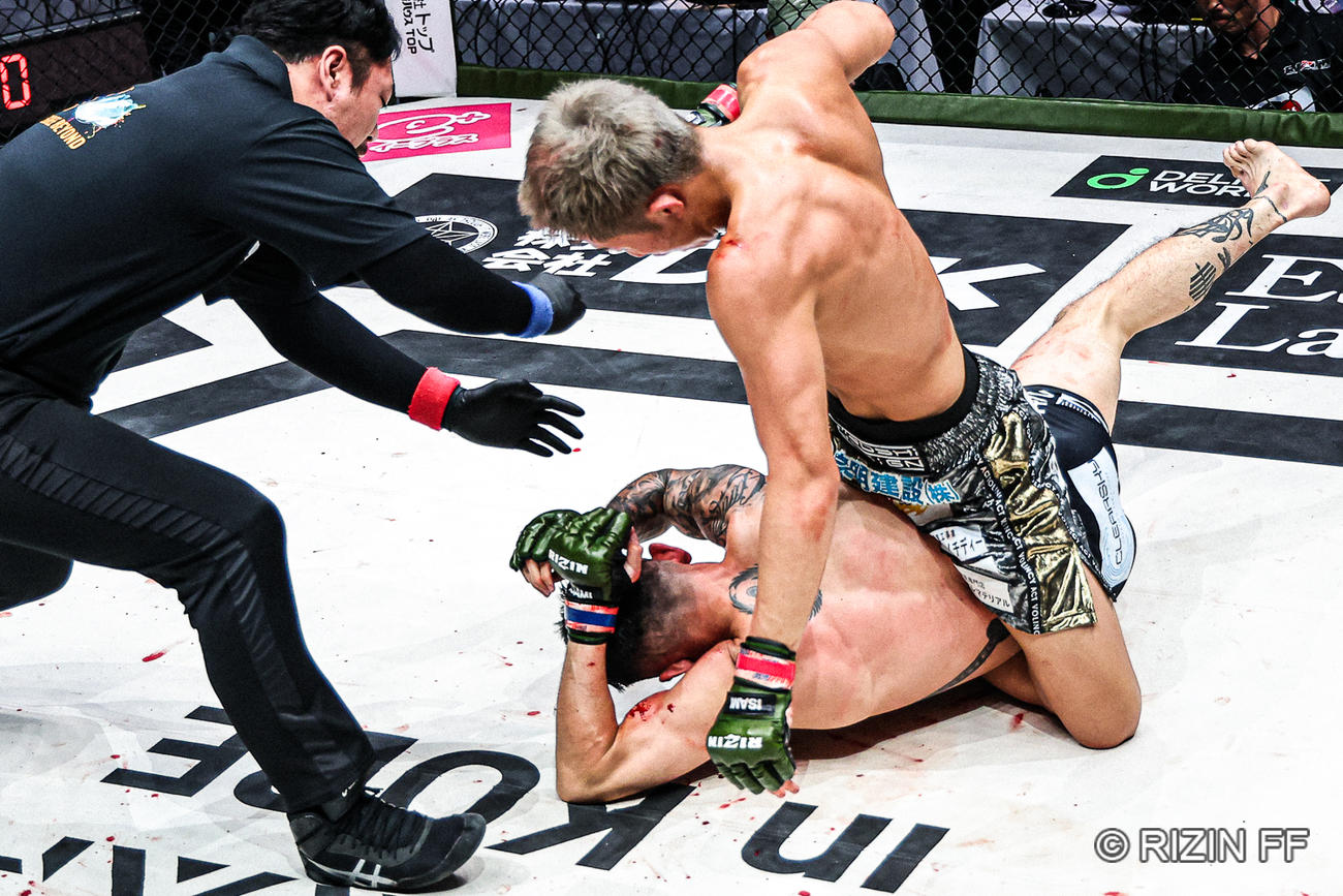 マウントポジションから萩原京平（下）にパウンドを浴びせてTKO勝利する秋元強真@RIZIN　FF