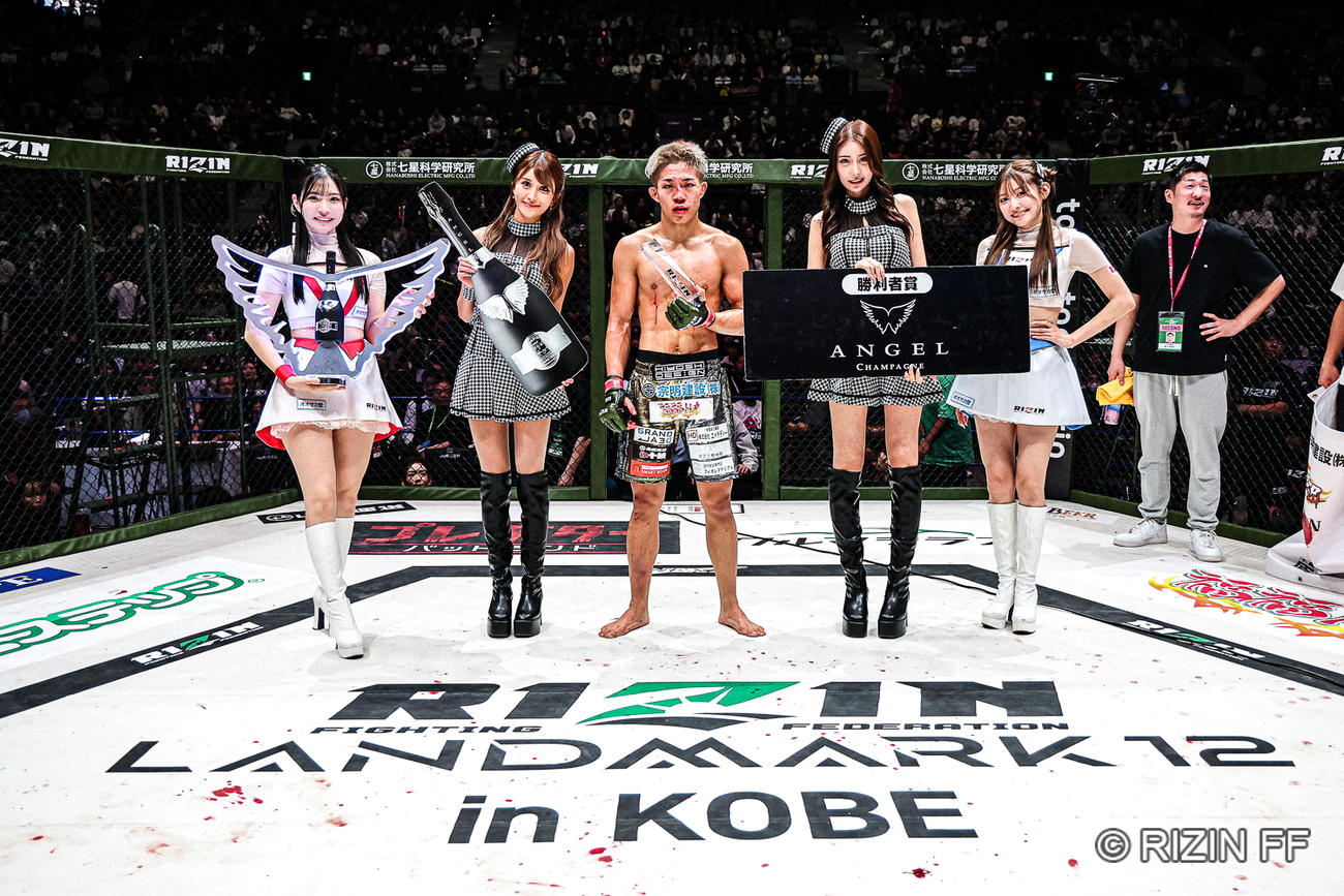 記念撮影する秋元強真（中央）@RIZIN　FF