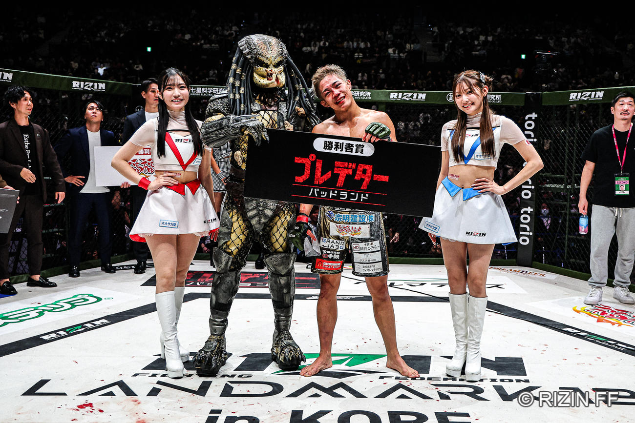 プレデターと記念撮影する秋元強真@RIZIN　FF