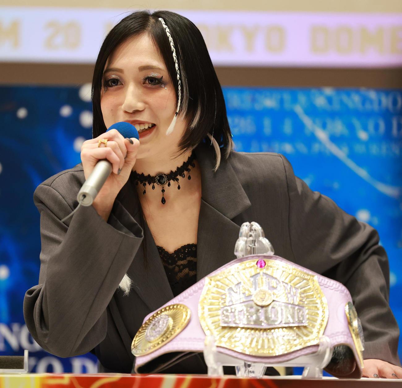 会見する上谷沙弥（撮影・野上伸悟）