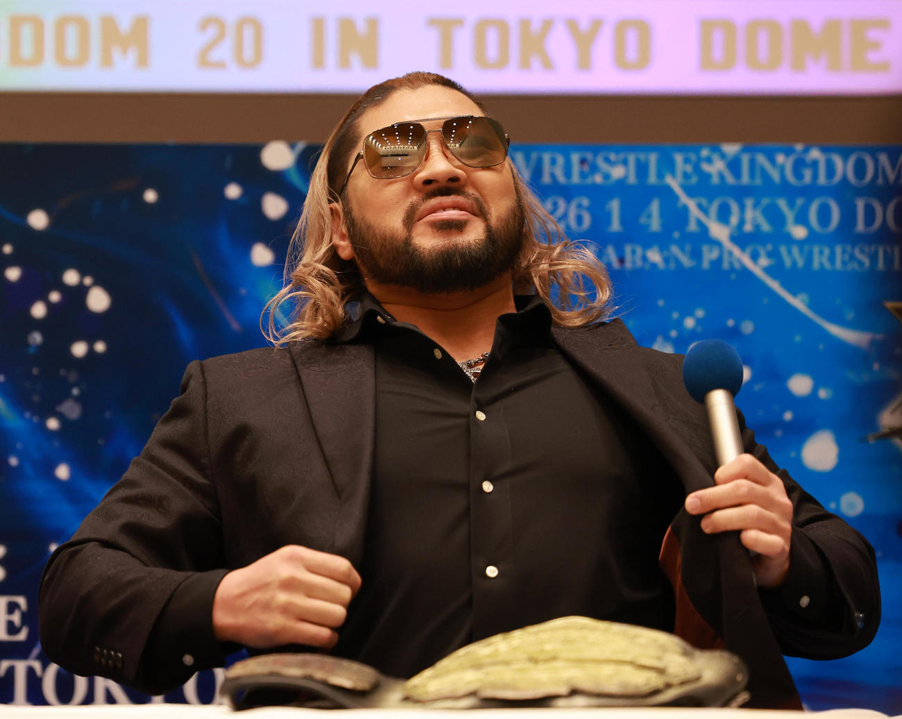 来年1月4日の東京ドーム大会でウルフ・アロン（後方）と対戦するEVIL（撮影・野上伸悟）
