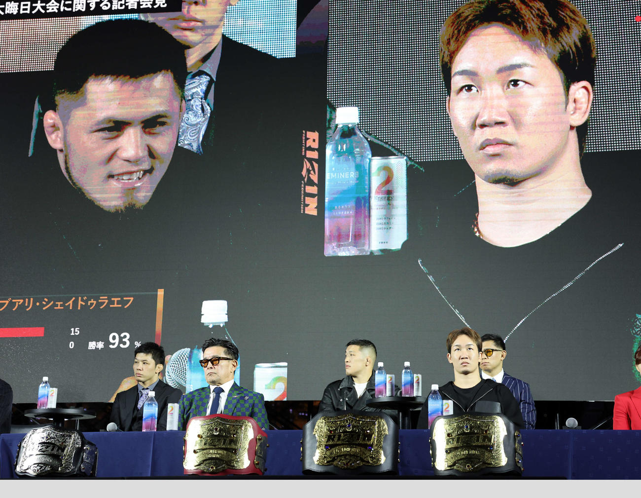 RIZIN大みそか大会の緊急記者会見で対戦が発表された朝倉未来（右）は映し出されたシェイドゥラエフとの画像の下で不敵な表情を見せる（撮影・浅見桂子）