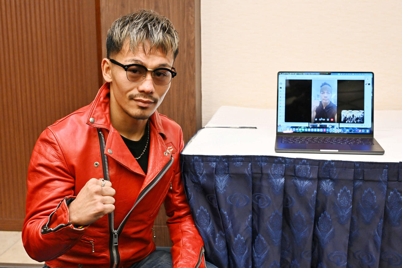 会見を終えたWBA世界バンタム級王者の堤はオンラインで対戦するドネアとポーズを決める（撮影・滝沢徹郎）