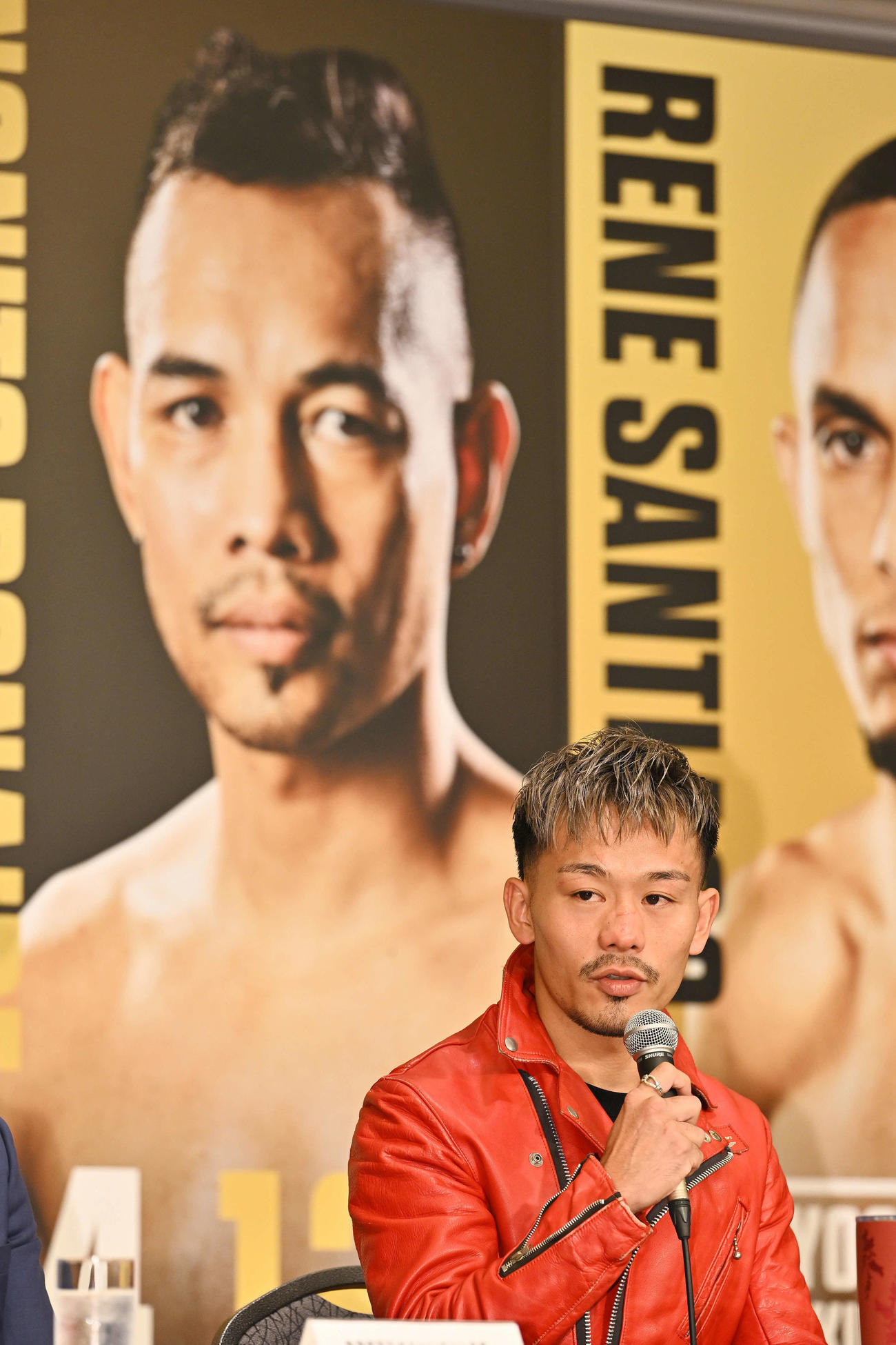 対戦するドネアの写真の前で会見するWBA世界バンタム級王者の堤（撮影・滝沢徹郎）