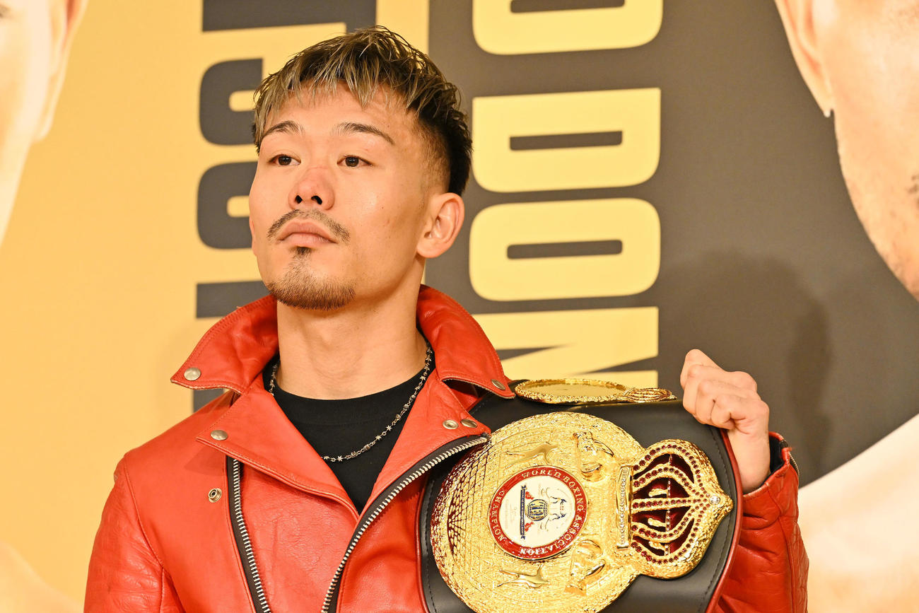 会見を終え記念撮影するWBA世界バンタム級チャンピオンの堤（撮影・滝沢徹郎）