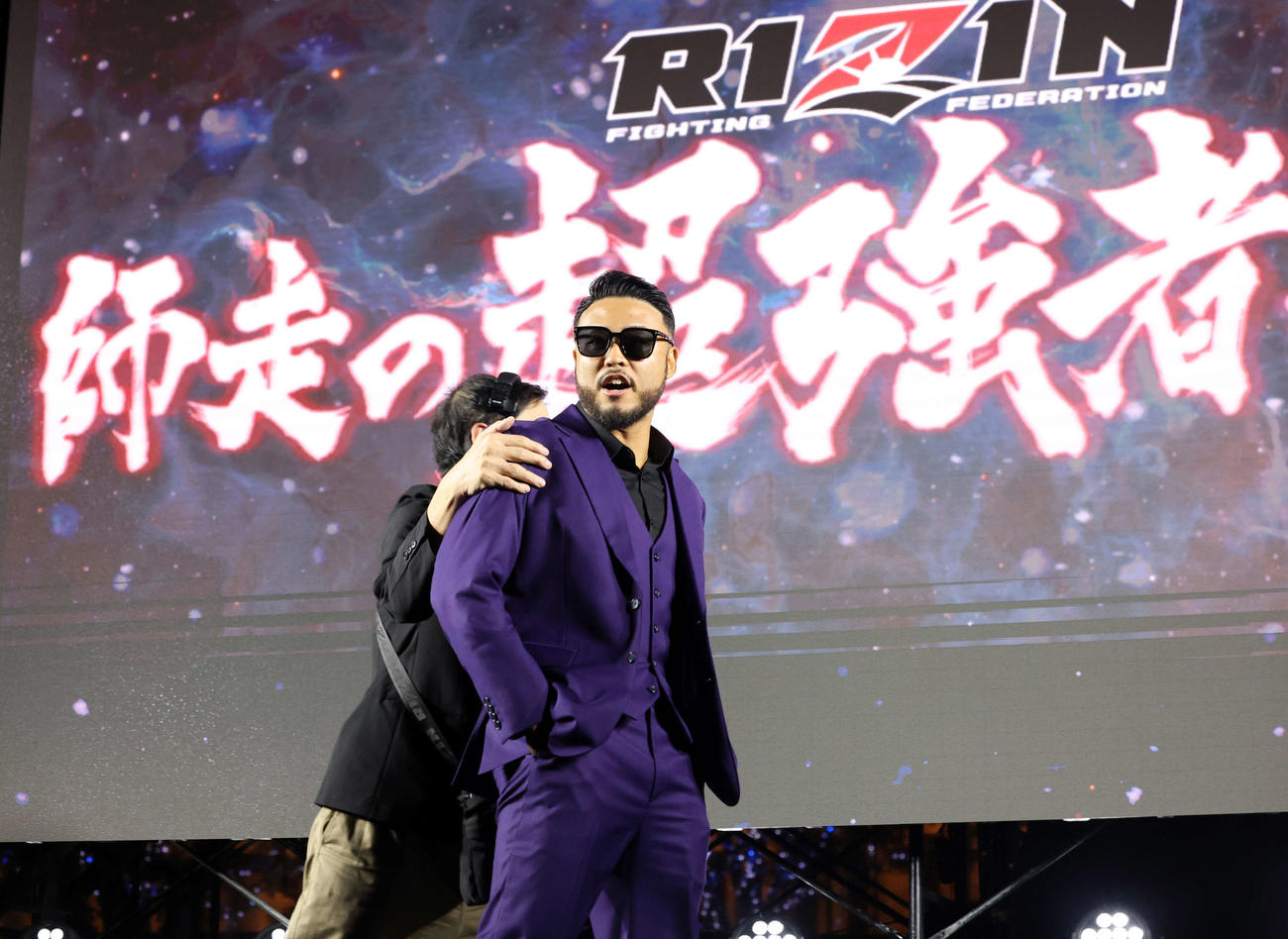 RIZIN大みそか大会の緊急記者会見直後、乱入して取り押さえられるブレイキングダウンのメカ君（2025年11月5日撮影）