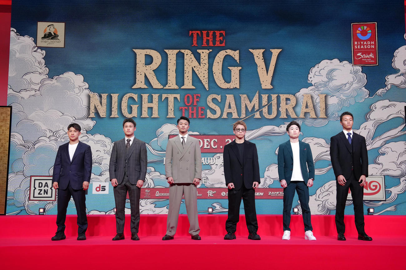 会見に登場した、左から堤麗、堤駿、中谷、井上、寺地、今永（撮影・足立雅史）