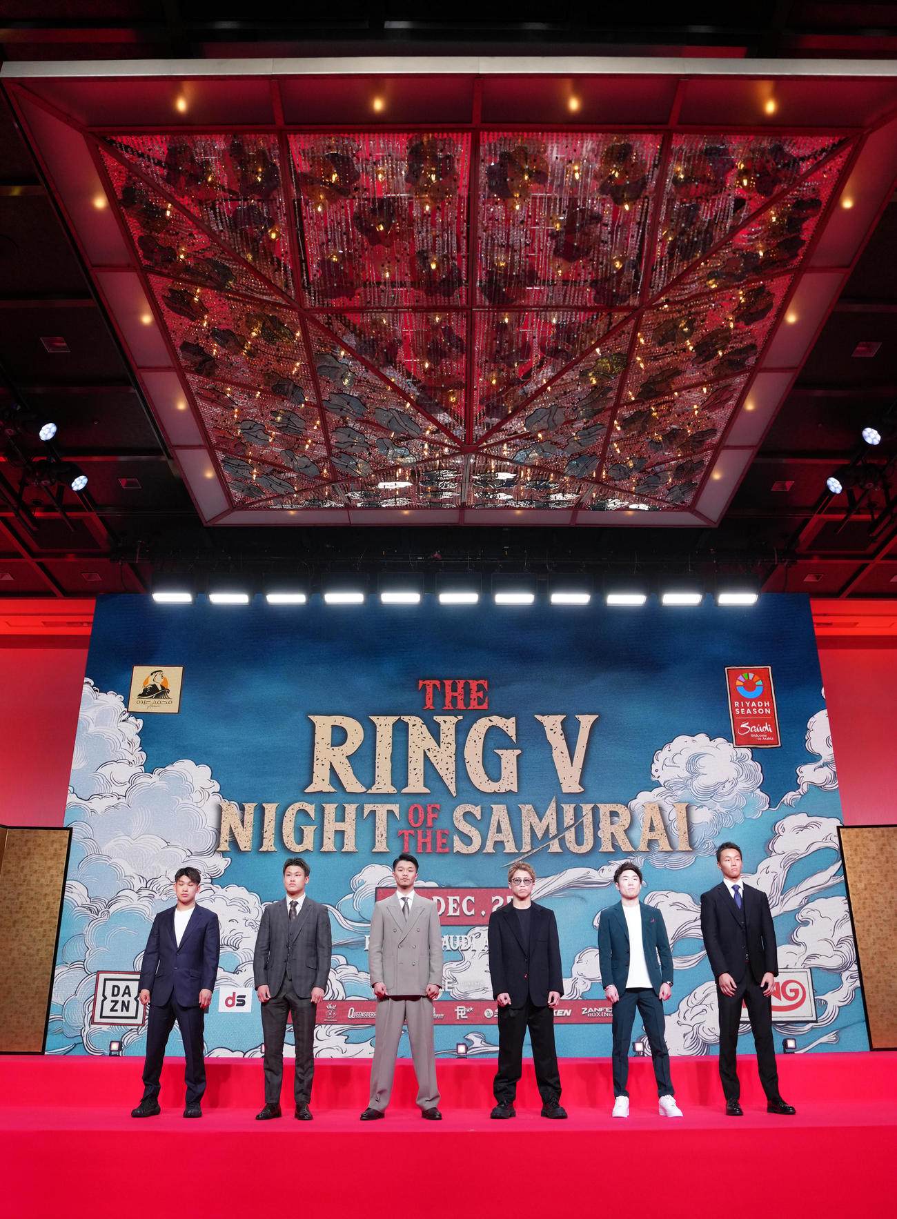 会見に登場した、左から堤麗、堤駿、中谷、井上、寺地、今永（撮影・足立雅史）