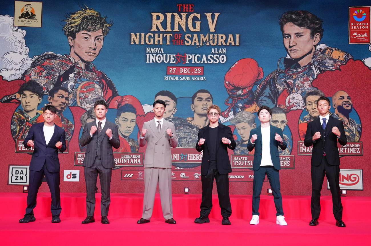 会見に登場しポーズを決める、左から堤麗、堤駿、中谷、井上、寺地、今永（撮影・足立雅史）