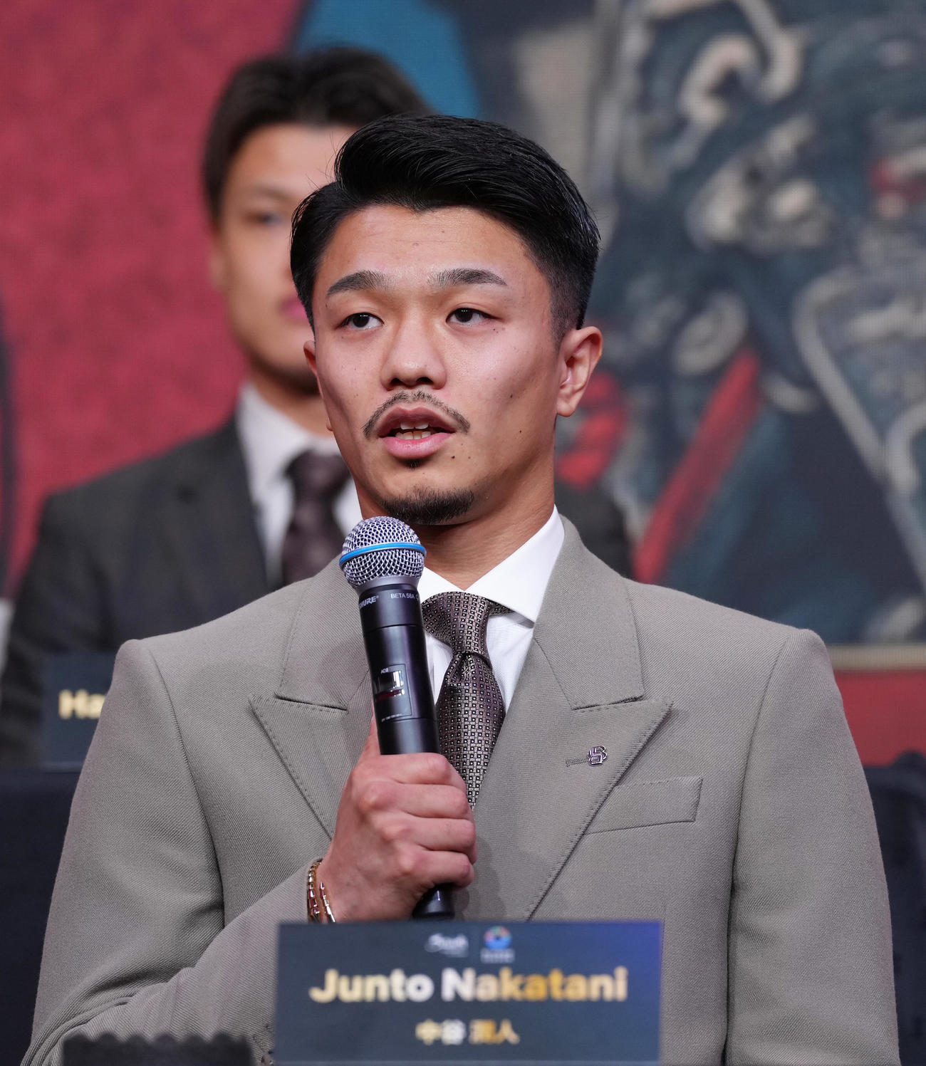 会見に臨む中谷（撮影・足立雅史）