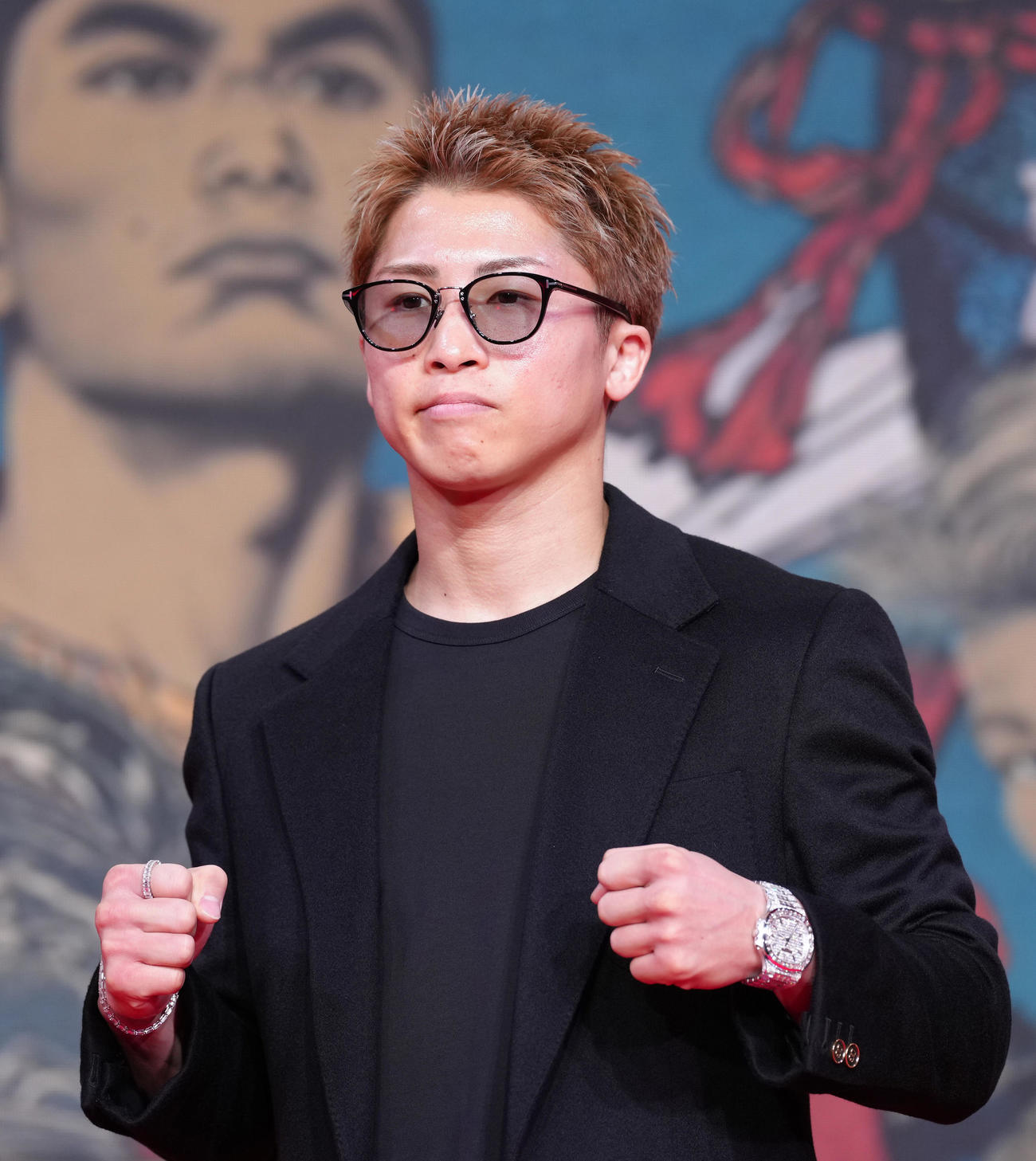 ポーズを決める井上（撮影・足立雅史）