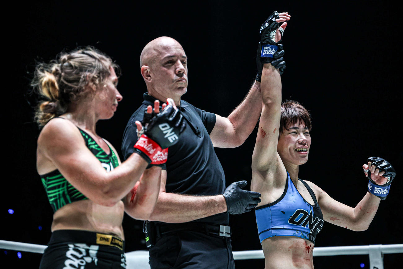 勝ち名乗りを受ける柳仙香（右）（C）ONE Championship