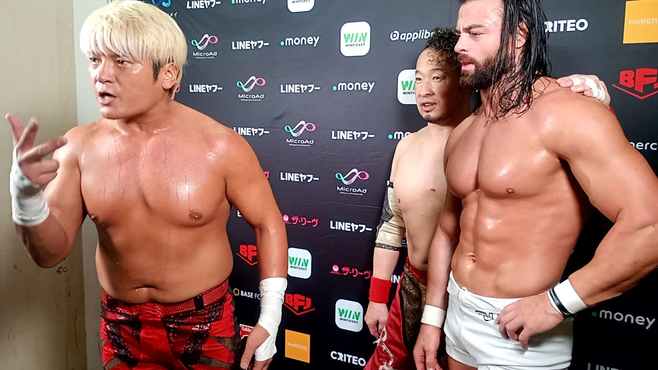 練習生3人とシングルマッチをやってやると宣言した拳王（左端）、中央は丸藤正道、右はジャック・モリス