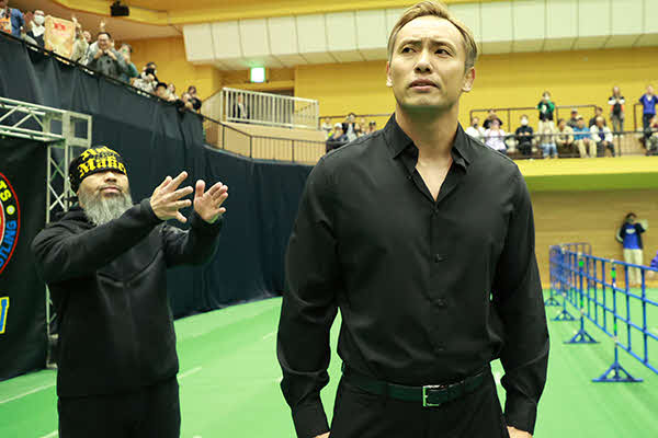 来場したオカダ・カズチカと外道（左）（新日本プロレス公式Xから）