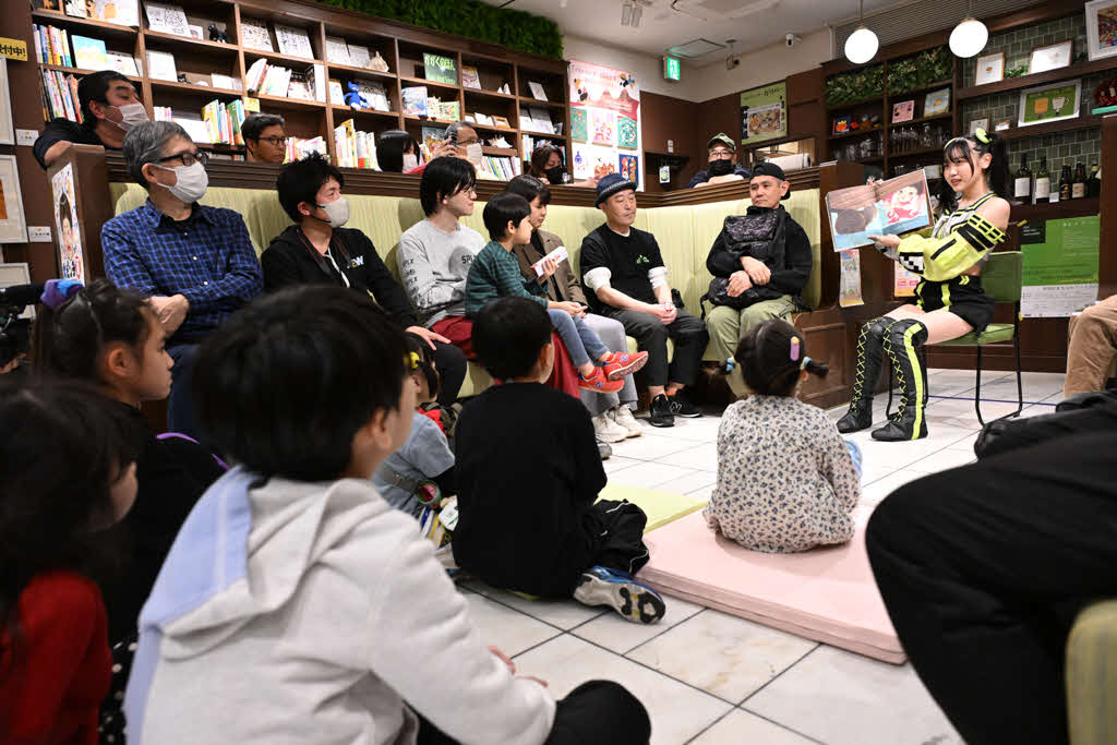子供たちに絵本を読み聞かせる鈴芽