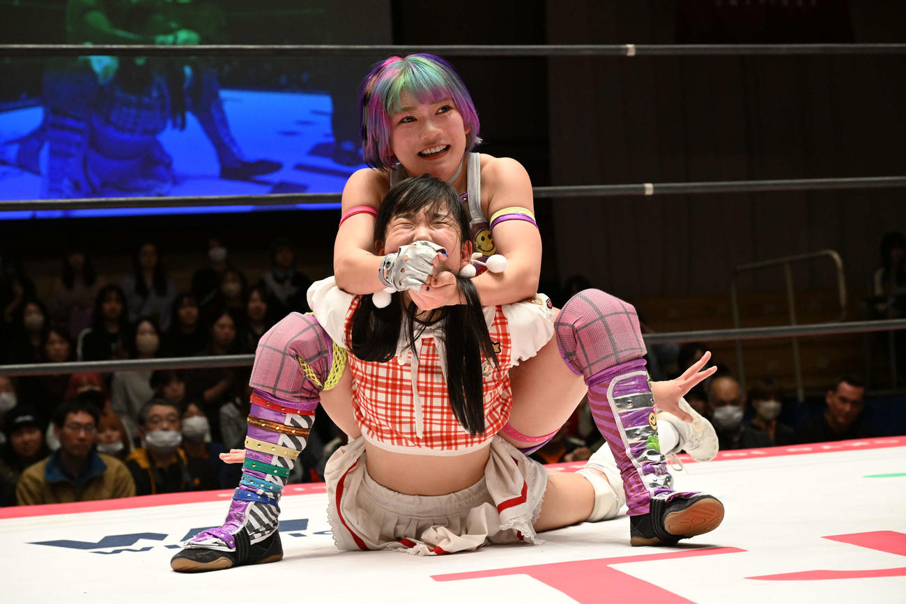 高見汐珠にキャメルクラッチを決める遠藤有栖