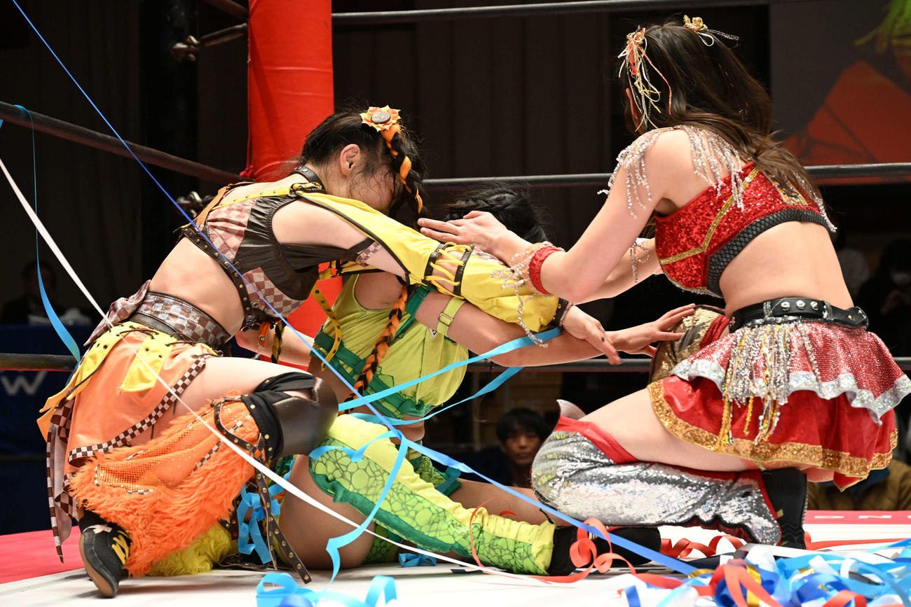 試合後、同期の上原わかな（右）からのハグを拒否した挑戦者組の（右から）HIMAWARI、鈴木志乃