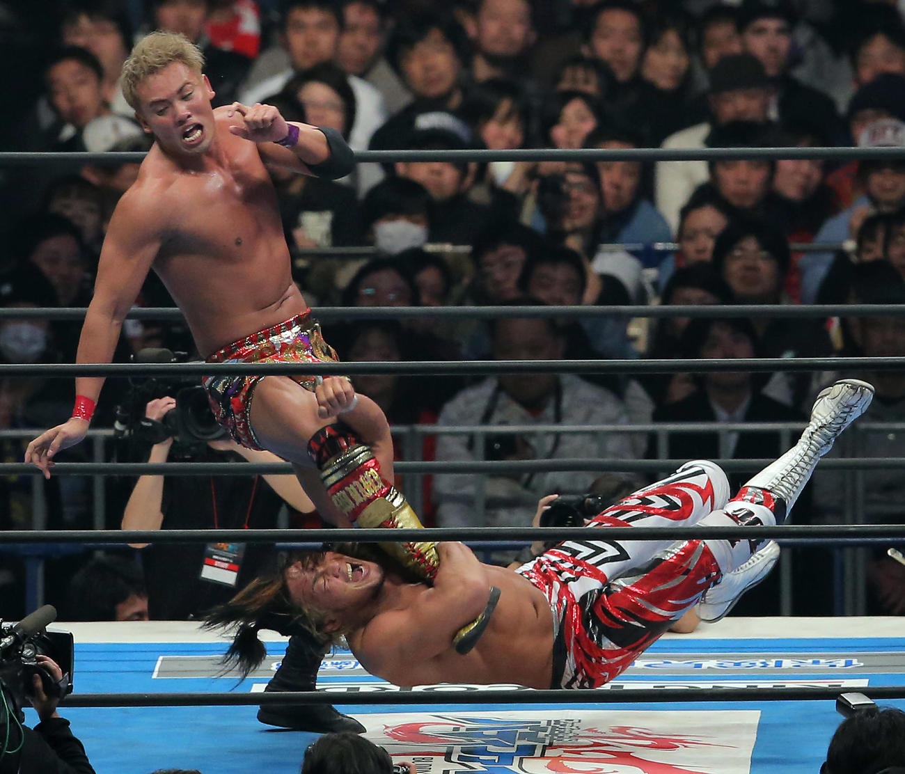 新日本プロレス「1・4」東京ドーム大会　IWGPヘビー級選手権試合　オカダ・カズチカ対棚橋弘至　棚橋弘至（右）はオカダカズチカにドラゴンスクリューを決める＝2016年1月4日