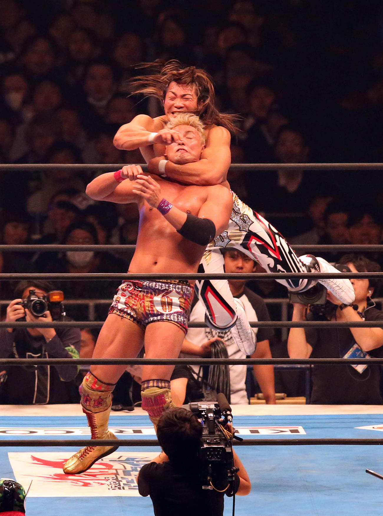 新日本プロレス東京ドーム大会　IWGPヘビー級選手権試合60分1本　棚橋弘至対オカダ・カズチカ　オカダ・カズチカ（手前）にスリング・ブレイドを決める棚橋弘至＝2015年1月4日