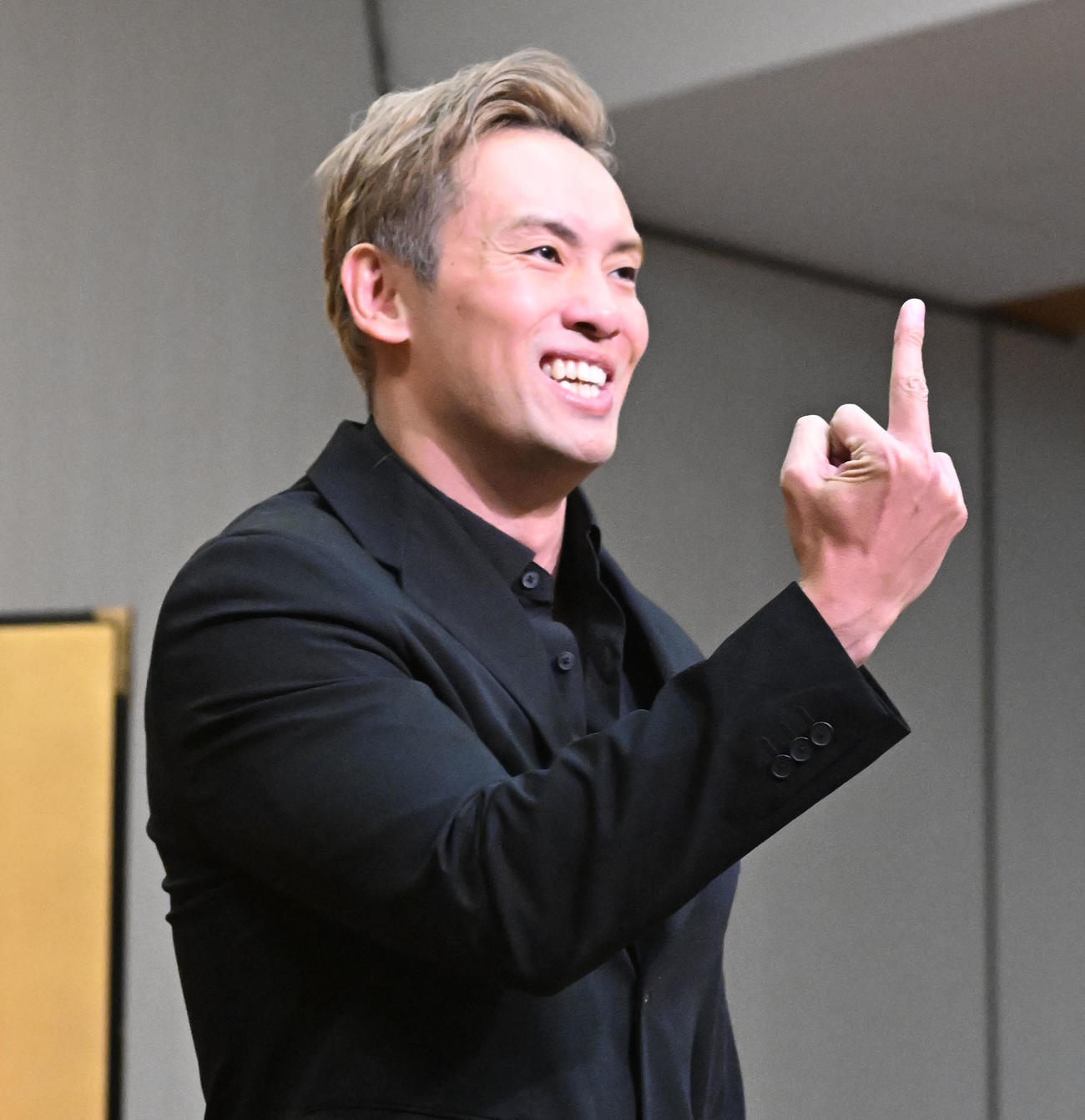 棚橋弘至の引退試合の対戦カード発表記者会見に臨む対戦相手のオカダ・カズチカ（撮影・千葉一成）