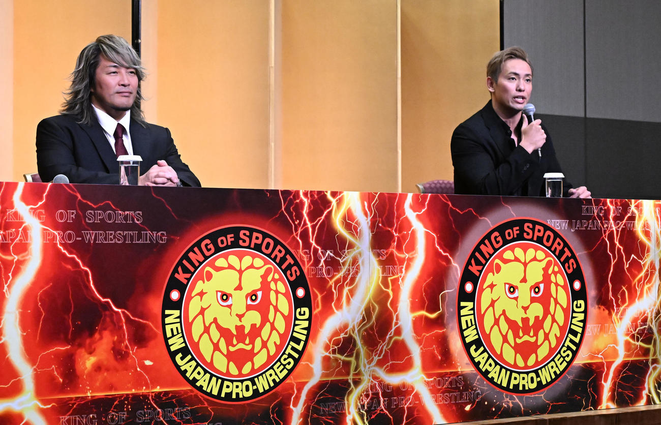 引退試合の対戦カードが決定し、記者会見する棚橋弘至（左）と対戦相手のオカダ・カズチカ（撮影・千葉一成）