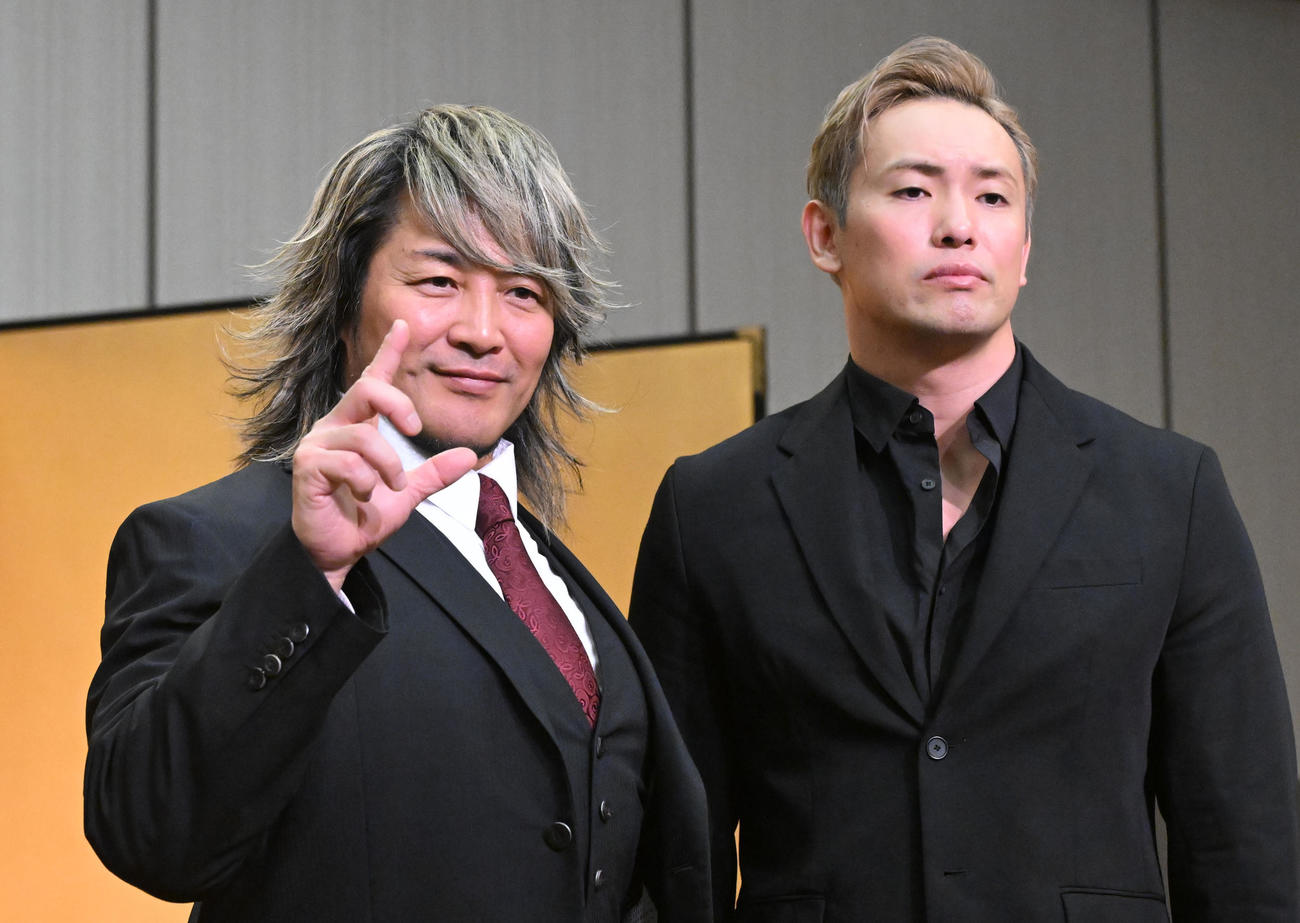 引退試合の対戦カード発表記者会見でポーズをとる棚橋弘至（左）と対戦相手のオカダ・カズチカ（撮影・千葉一成）