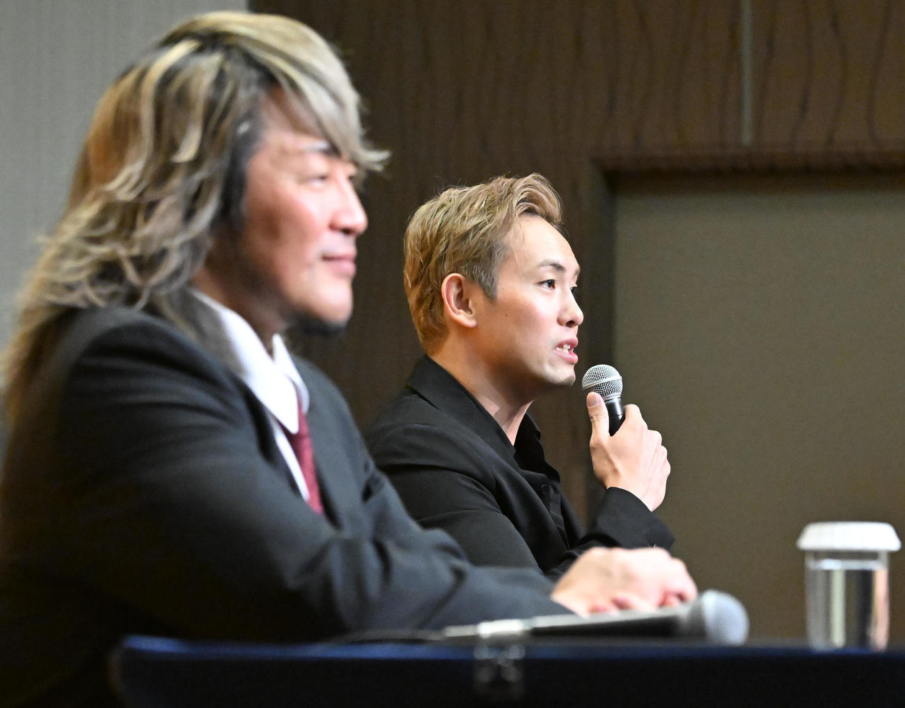 引退試合の対戦カードが決定し、記者会見する棚橋弘至（左）と対戦相手のオカダ・カズチカ（撮影・千葉一成）