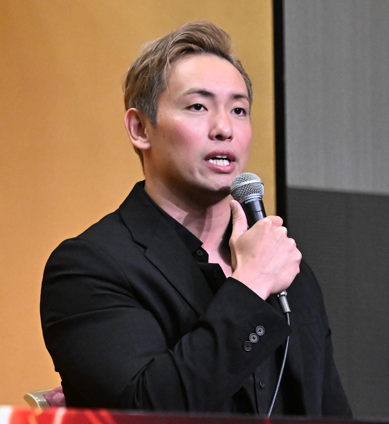 棚橋弘至の引退試合の対戦カードが決定し、記者会見する対戦相手のオカダ・カズチカ（撮影・千葉一成）