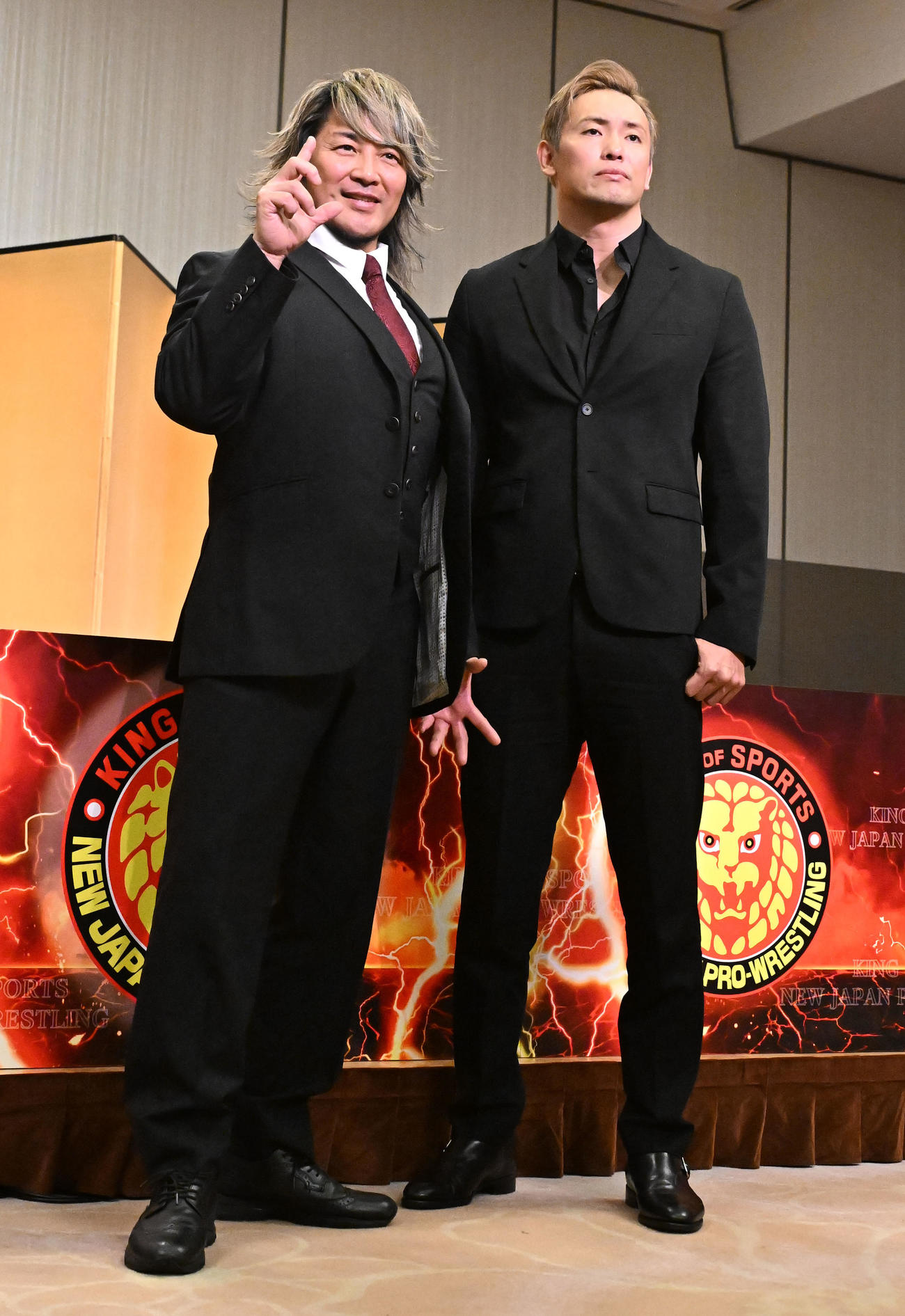 引退試合の対戦カード発表記者会見でポーズをとる棚橋弘至（左）と対戦相手のオカダ・カズチカ（撮影・千葉一成）