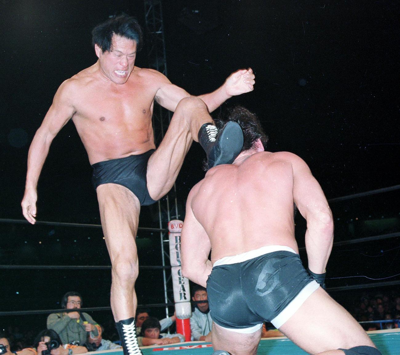 1998年4月4日、新日本東京ドーム大会　アントニオ猪木引退試合　アントニオ猪木はドン・フライ（右）の肩を蹴りつける　
