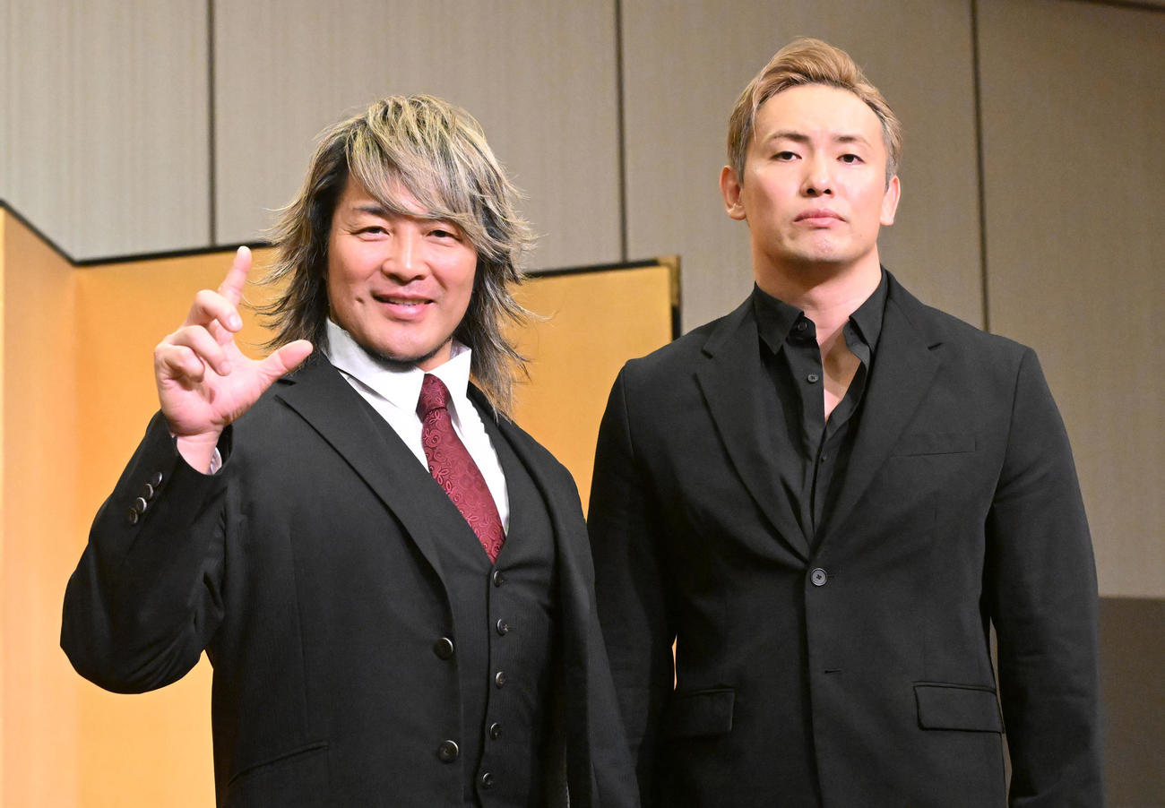 引退試合の対戦カード発表記者会見でポーズをとる棚橋弘至（左）と対戦相手のオカダ・カズチカ（撮影・千葉一成）