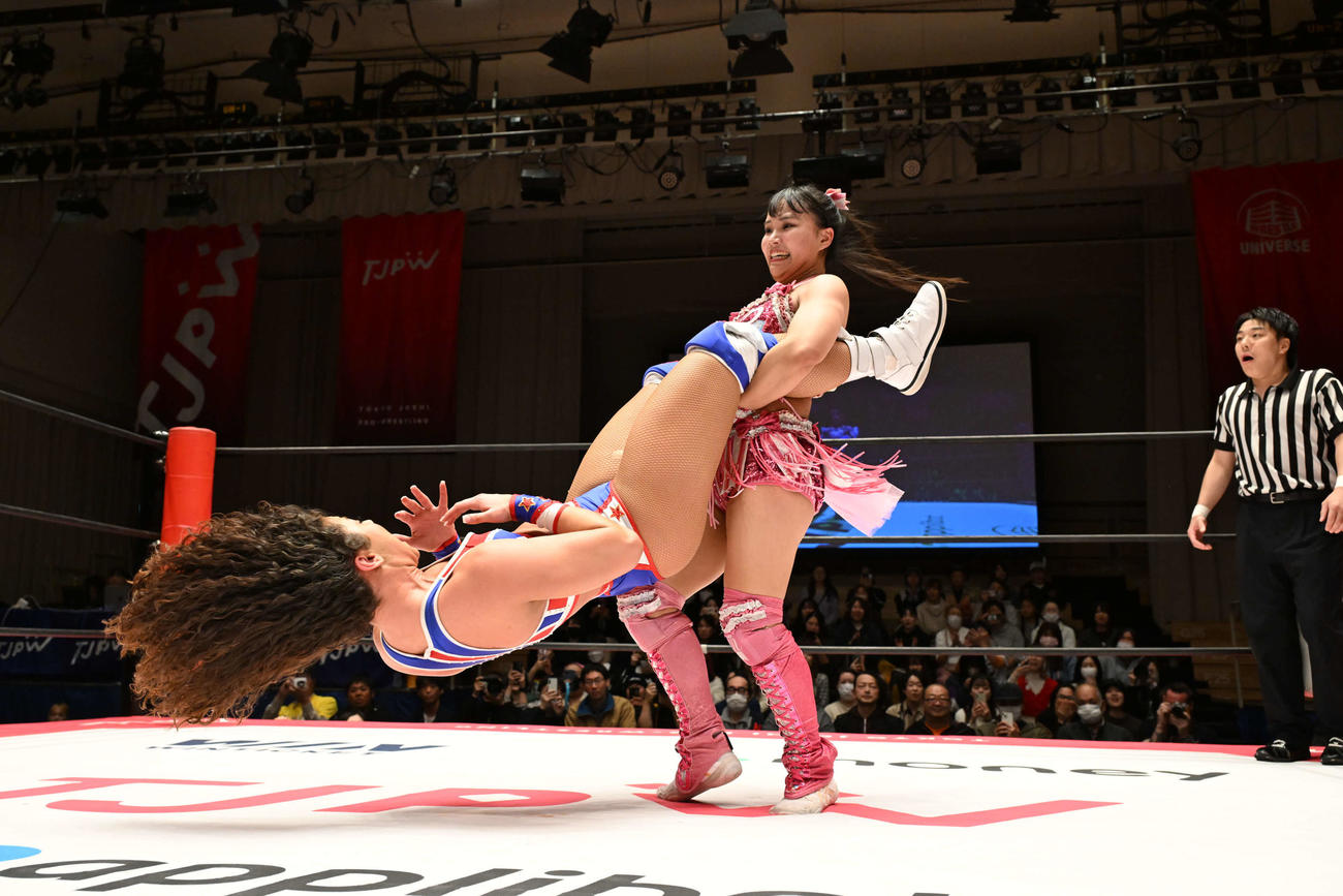J－RODをジャイアントスイングで回す渡辺未詩