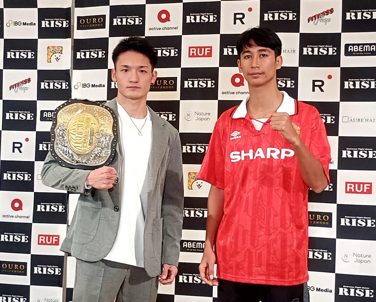 RISEバンタム級王者の大﨑孔稀（左）と対戦相手のウィッティコーン・ソンナムタンキリ