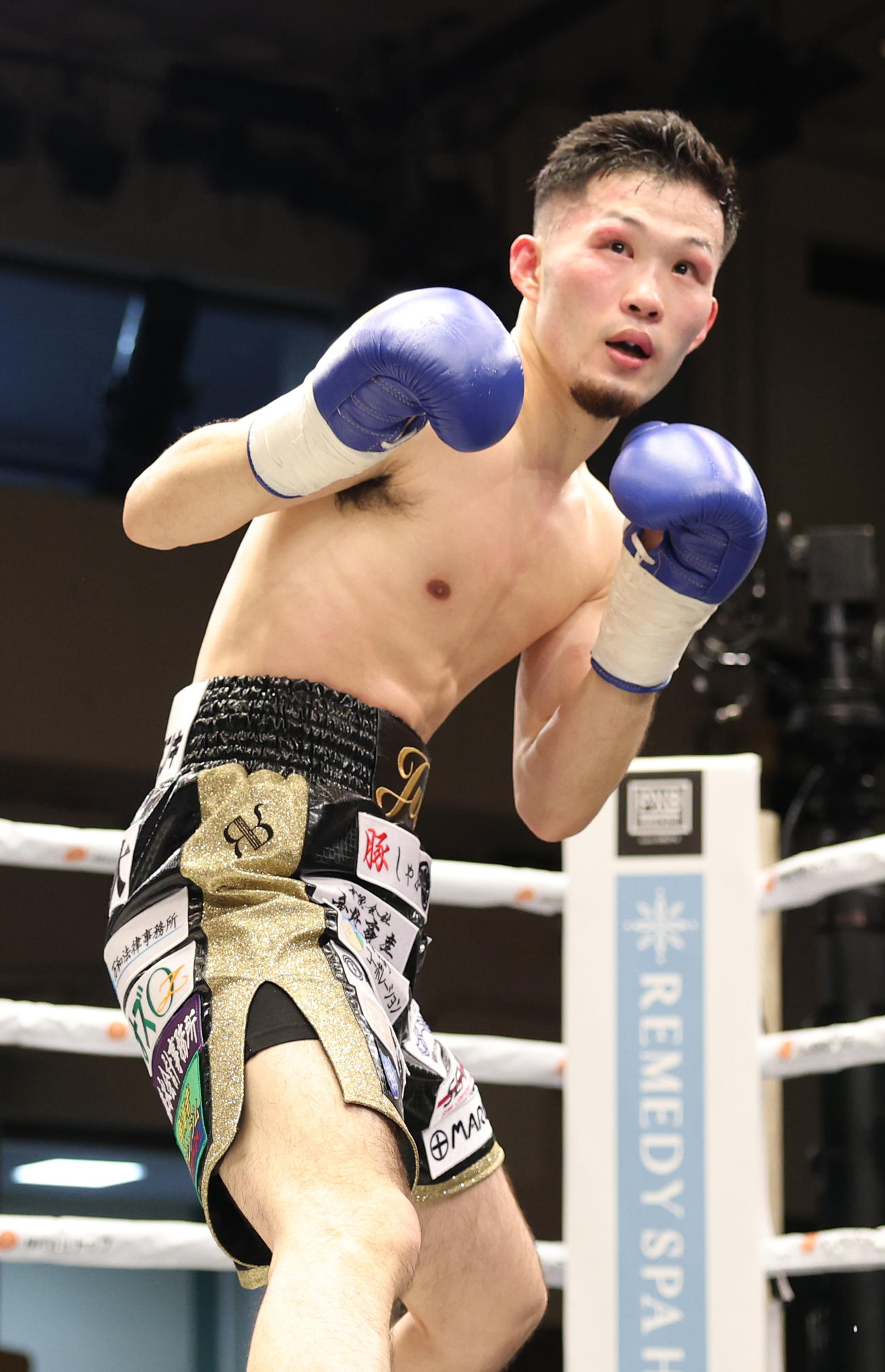 ファイティングポーズをとる池側純（2023年2月撮影）