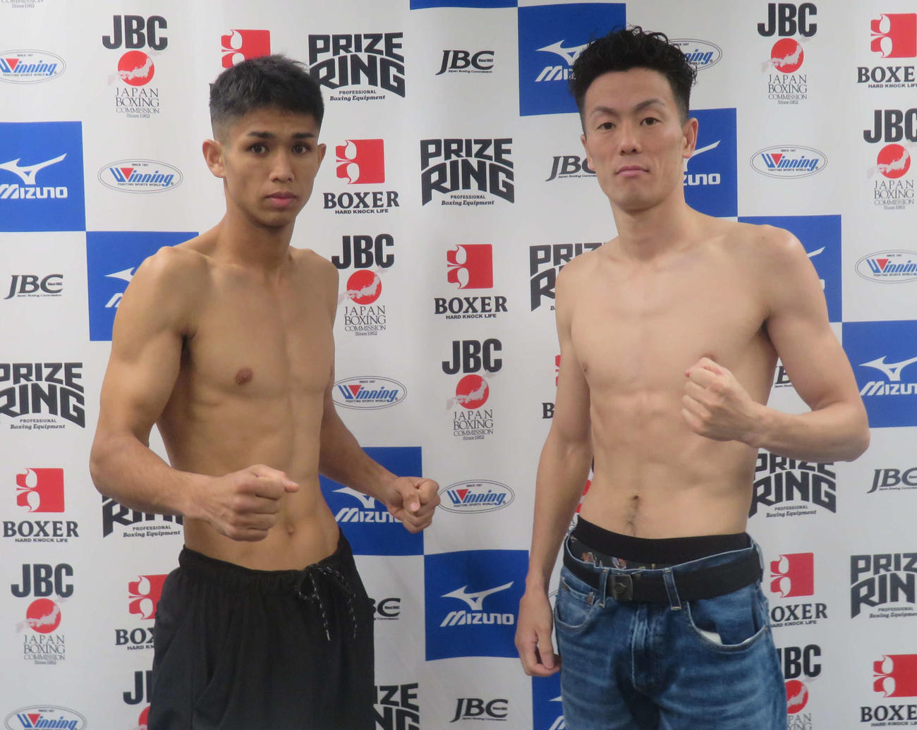 日本スーパーフライ級挑戦者決定戦に向け、計量クリアした同級1位比連崎爽晏楽（左）と同級2位吉田京太郎