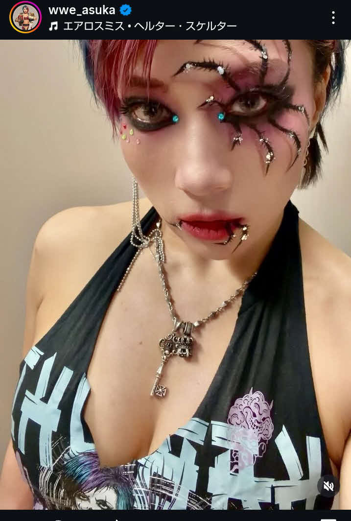 片目からクモの足が出ているようなフェースメークを施したWWEのアスカ（アスカの公式インスタグラムから）