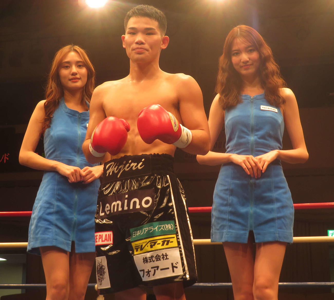 デビュー2戦目で1回TKO勝利を挙げた岡聖（中央）