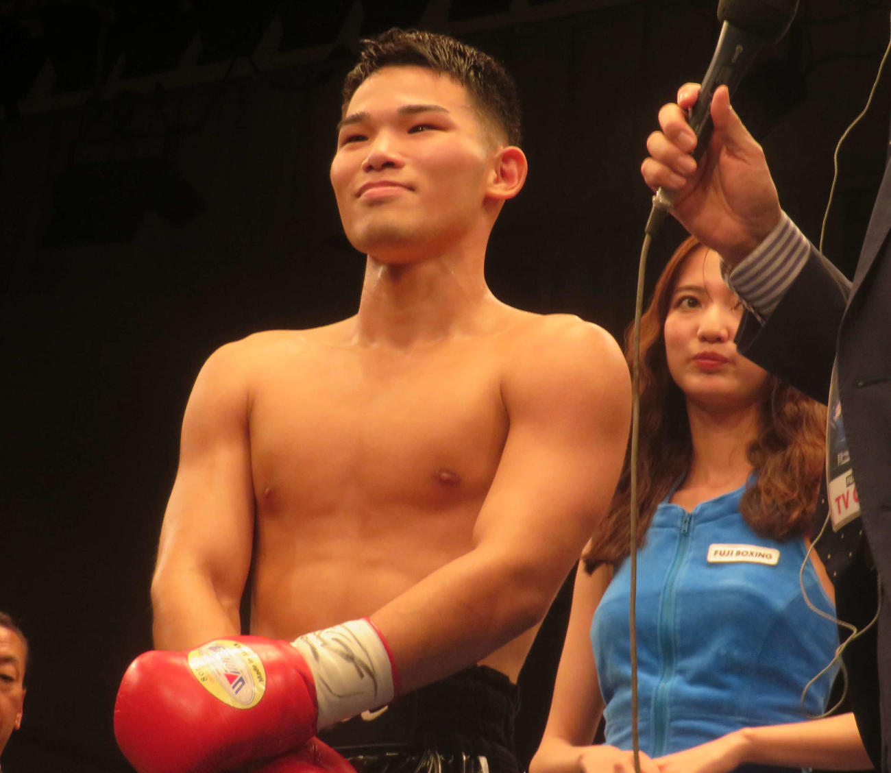 勝利者インタビューを受ける岡聖
