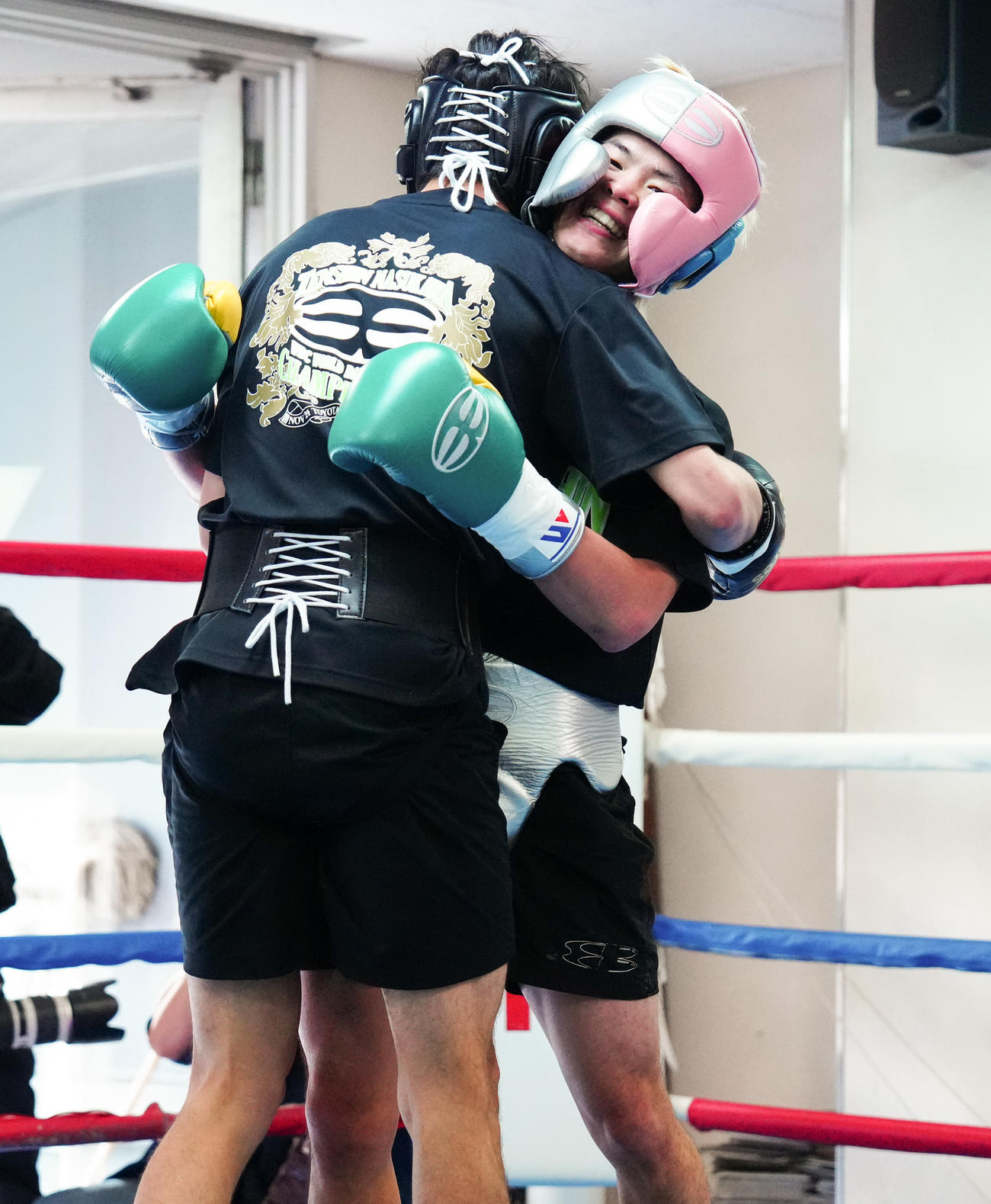 スパーリングを終え、セレックス・カストロ（左）とハグする那須川（撮影・鈴木みどり）