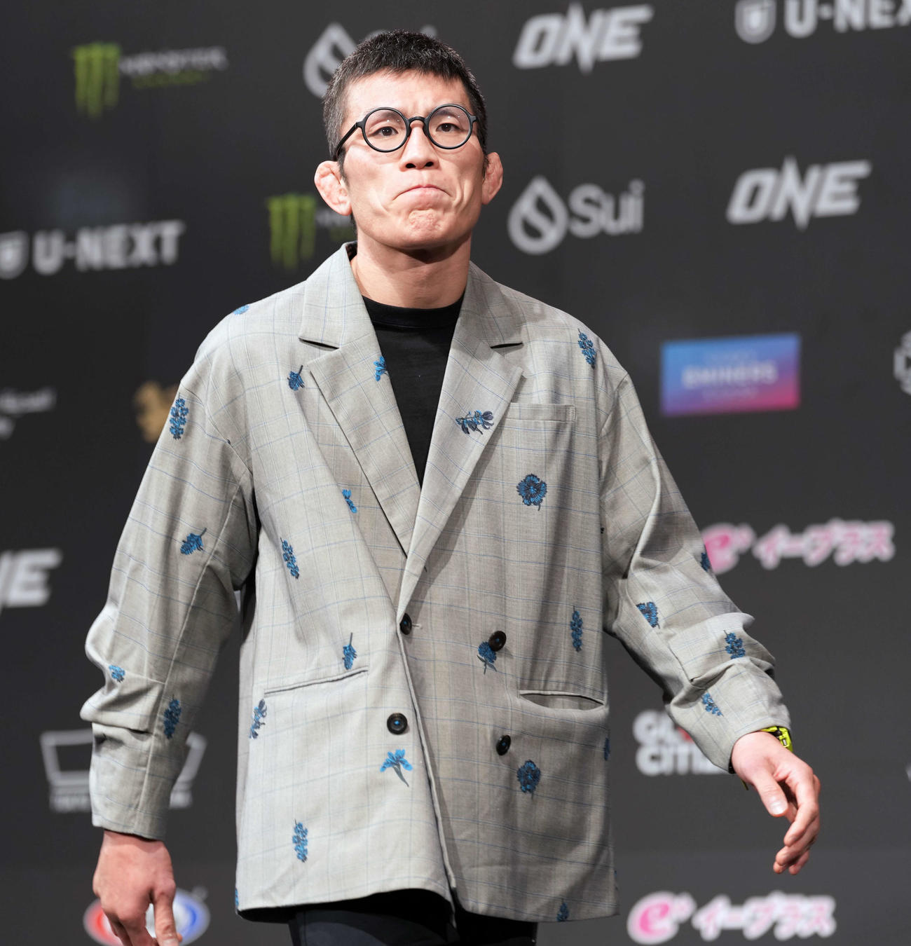 「ONE173」を前にあいさつする青木真也（撮影・小島史椰）