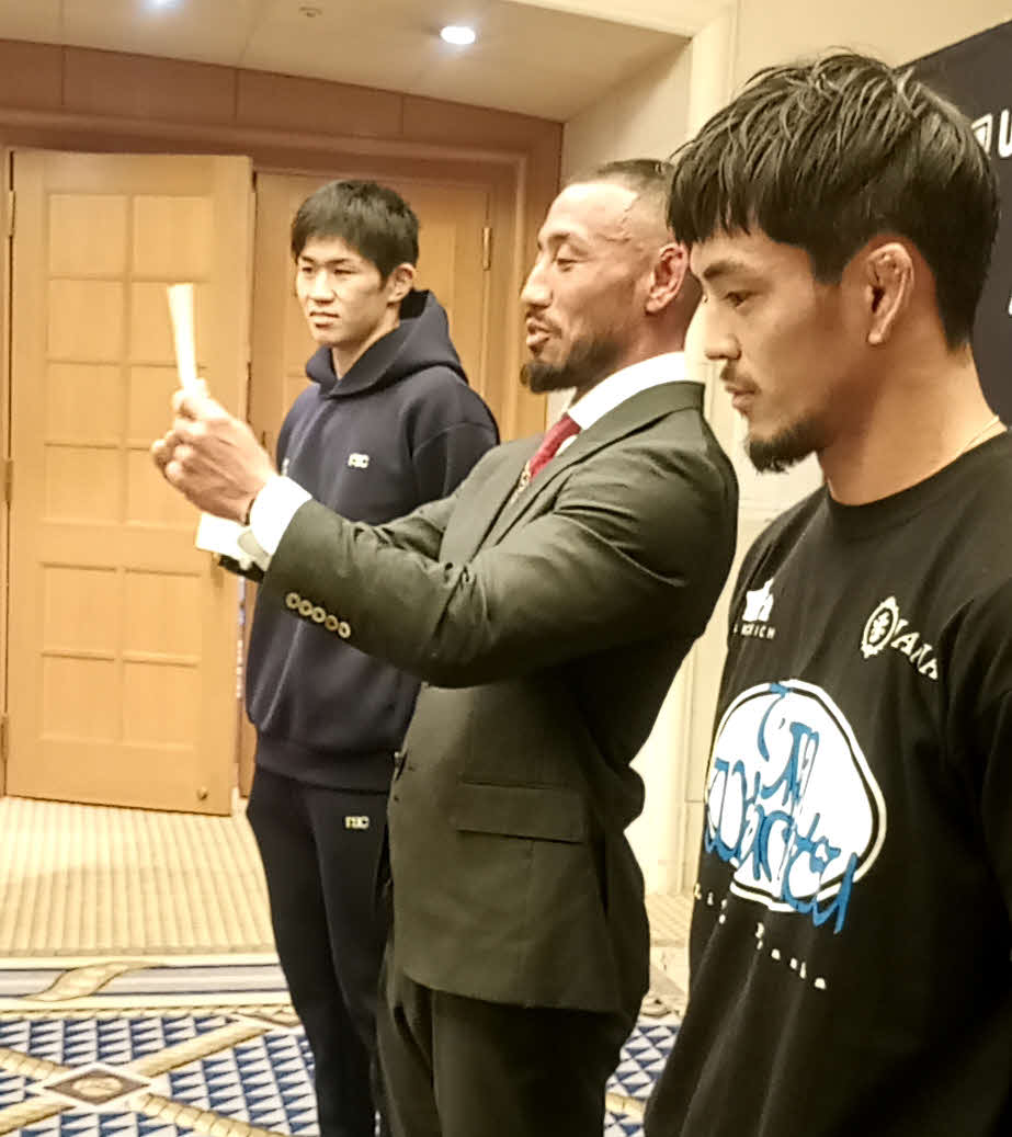青木真也に向けた皮肉たっぷりの感謝状を読み上げた手塚裕之（中央）左は和島大海、右は若松佑弥