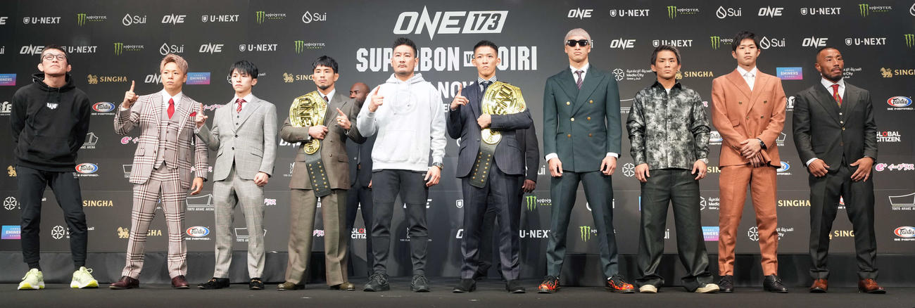 「ONE173」を前にフォトセッションに臨む、左から青木真也、武尊、吉成名高、若松佑弥、ONE創設者兼CEOのチャトリ・シットヨートン、野杁正明、安保瑠輝也、与座優貴、和島大海、手塚裕之（撮影・小島史椰）