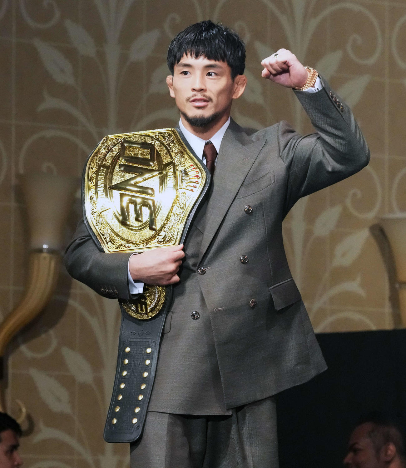 「ONE173」を前に登場する若松佑弥（撮影・小島史椰）