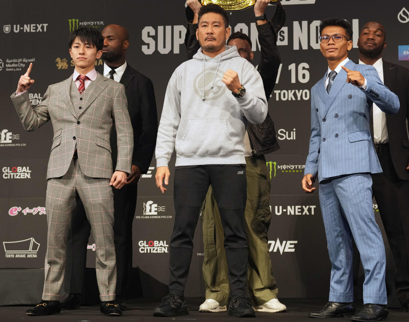 「ONE173」を前にフェイスオフを終える、左から吉成名高、CEOのチャトリ・シットヨートン、ヌンスリン（撮影・小島史椰）