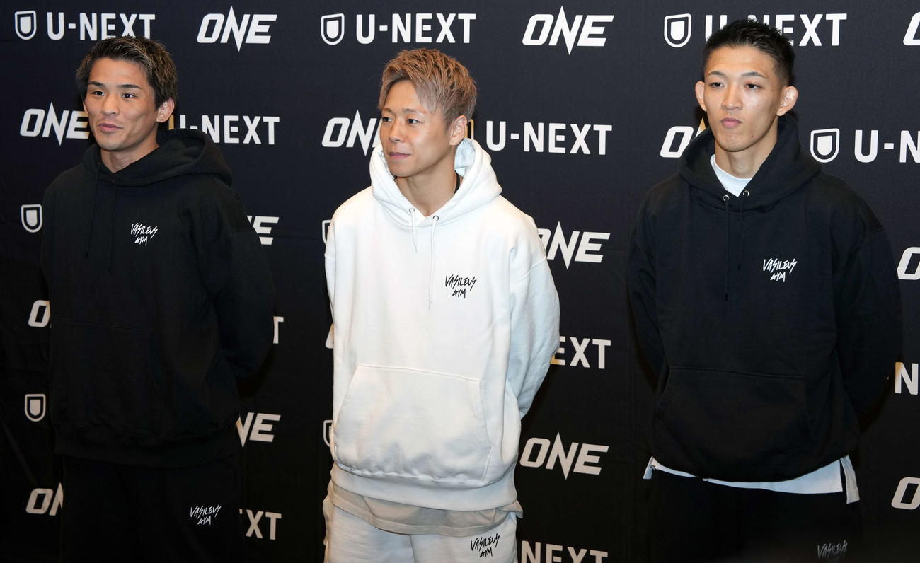 「ONE173」本番を控え囲み取材に応じる、左から与座優貴、武尊、野杁正明（撮影・小島史椰）