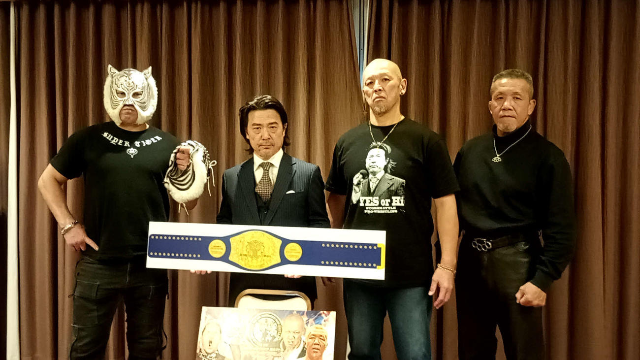 村上和成（右から2人目）はは平井代表（同3人目）の写真と「YES or Hi（イエスかはいか）」という文字の入ったTシャツを着用し、この日も同代表ににらみをきかせていた（左端はスーパー・タイガー、右端は高橋義生）