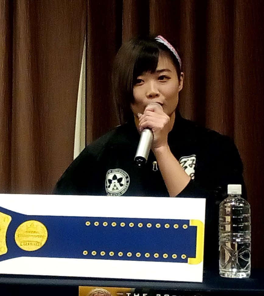 マイクであいさつするMIRAI