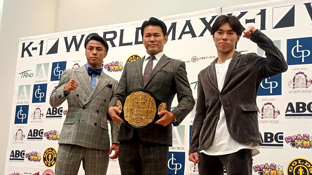 タイトルをかけて戦う石井一成（左）と黒川瑛斗（右）中央は須藤元気プロデューサー