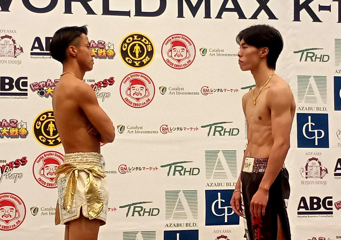 フェイスオフでにらみ合う石井一成（左）と黒川瑛斗