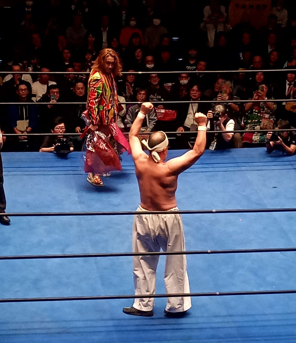 越中詩郎（手前）と黒潮TOKYOジャパンが戦った